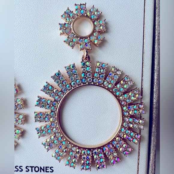 NWT Christian Siriano Gold Tone Round Rainbow Glass Stones Dangly Earrings - Picture 4 of 6